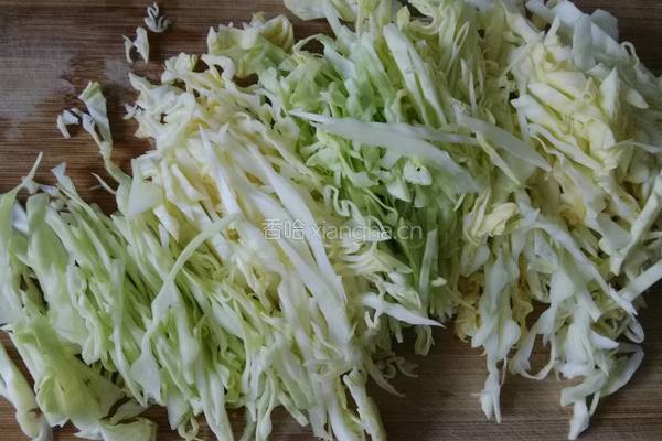 洋白菜肉丝炒饼的做法图解2
