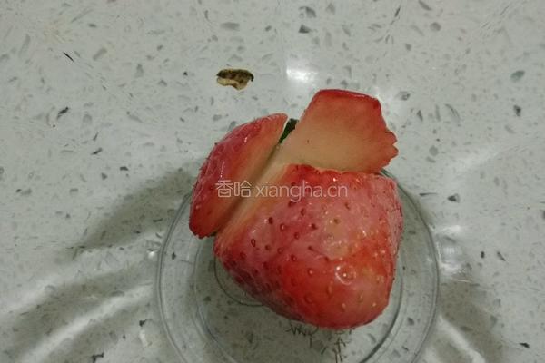 雨中草莓玫瑰的做法图解3