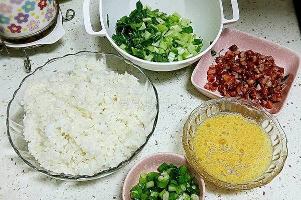 腊肠鸡蛋炒饭的做法图解2