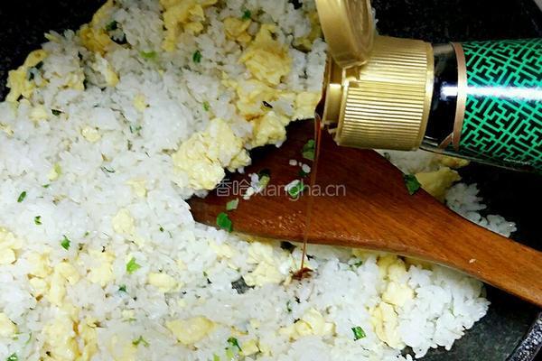 腊肠鸡蛋炒饭的做法图解8
