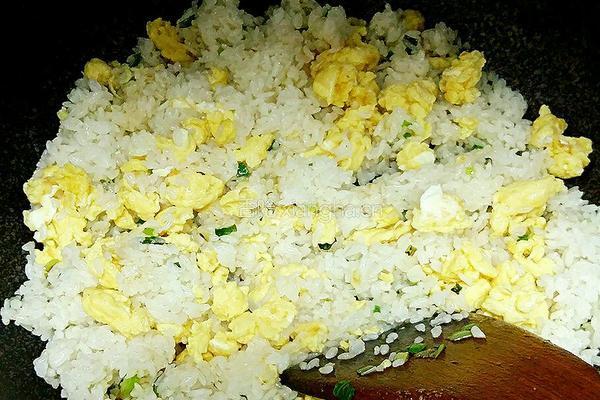 腊肠鸡蛋炒饭的做法图解7
