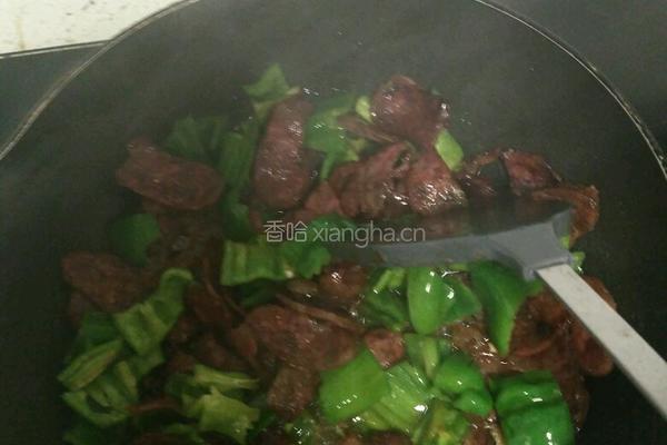 青椒炒辣香肠的做法图解8