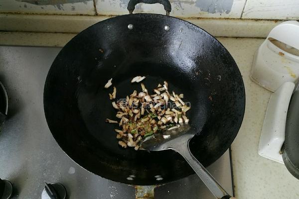 青菜香菇鸡蛋面（宝宝辅食）的做法图解3