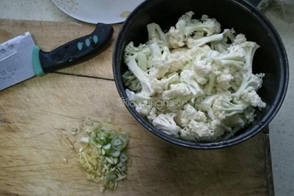 清炒花菜的做法图解1