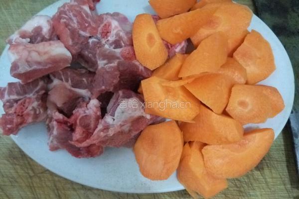 胡萝卜排骨汤的做法图解2