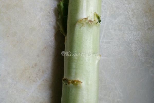 凉拌莴笋的做法图解1