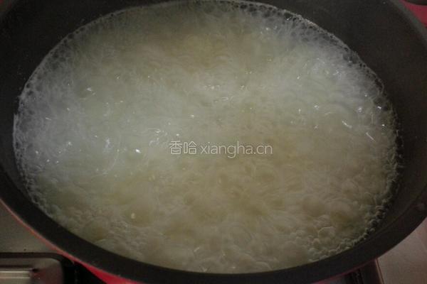 皮蛋虾仁蔬菜粥的做法图解2