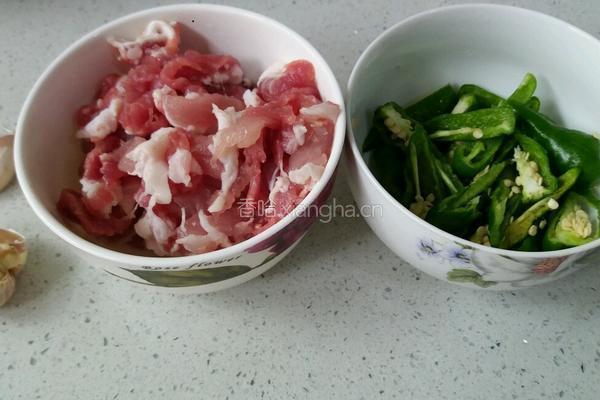 青椒小炒肉的做法图解1