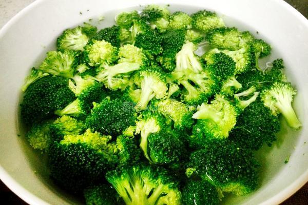 蒜蓉西兰花的做法图解1
