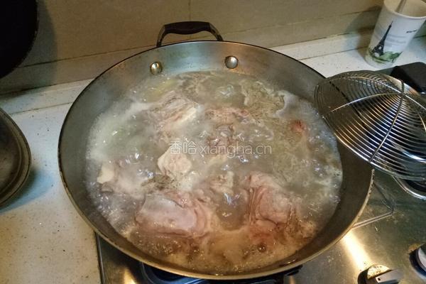 牛排骨萝卜汤的做法图解2