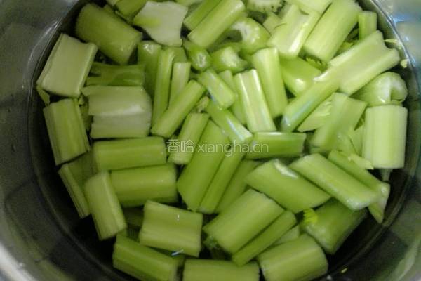 芹菜木耳炒肉的做法图解1