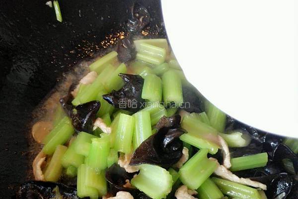 芹菜木耳炒肉的做法图解9