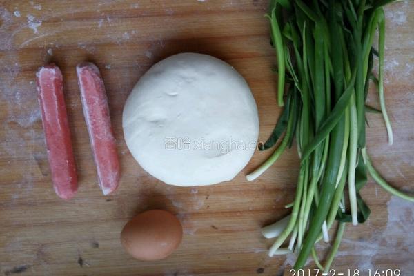 大饼卷鸡蛋肠子的做法图解1