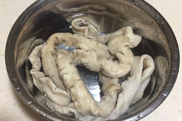 胡萝卜红烧肥肠的做法图解1