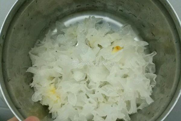冰糖雪梨银耳汤的做法图解1