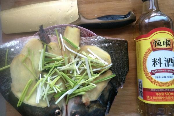 浏阳剁椒蒸鱼头的做法图解3