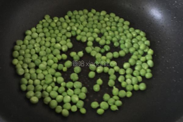 豌豆炒鲜贝的做法图解3