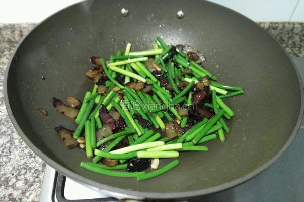 蒜苔炒腊肉的做法图解7