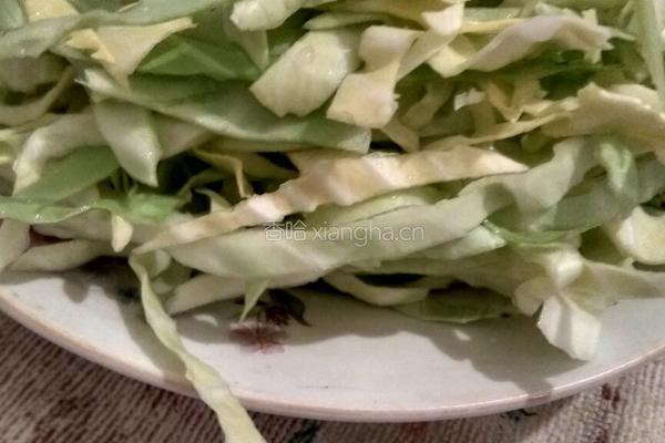 甘蓝炒尖椒胡萝卜的做法图解2