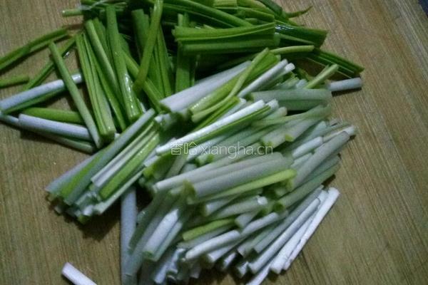 蒜苗炒鸡蛋的做法图解1