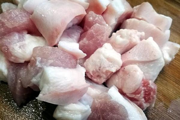 土豆红烧肉的做法图解1