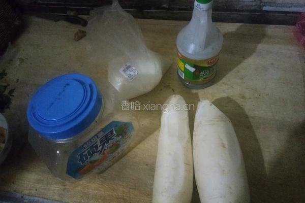 自制酸甜萝卜条的做法图解1
