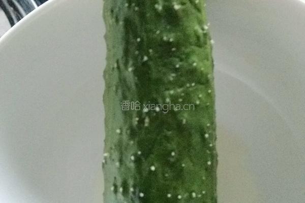 腊八醋拌黄瓜的做法图解1