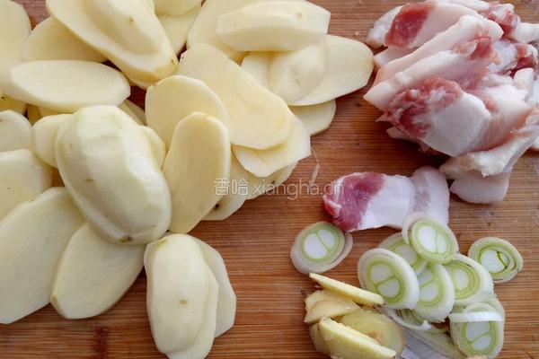 土豆青椒圆葱炒肉片的做法图解2