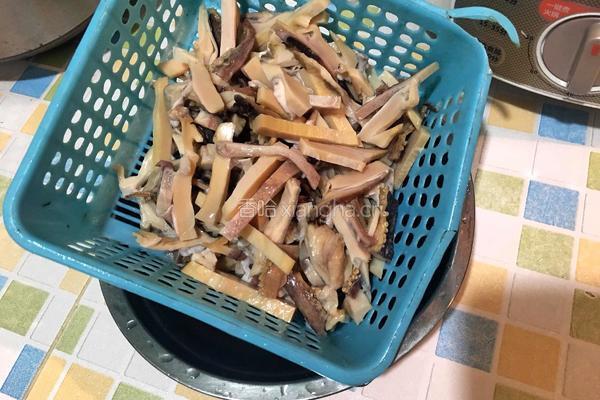 墨鱼排骨汤的做法图解1