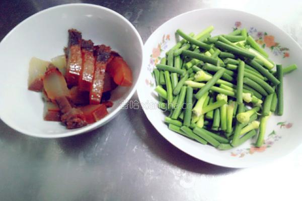 蒜薹炒酱油肉的做法图解1