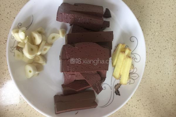 白菜炒鸭血的做法图解2