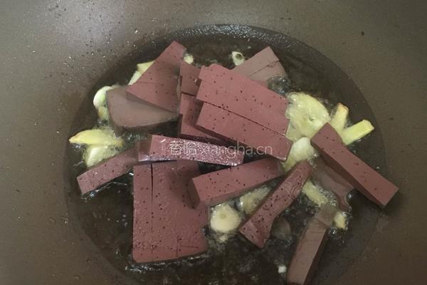 白菜炒鸭血的做法图解5