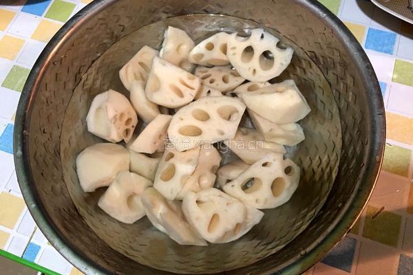 莲藕排骨汤的做法图解2