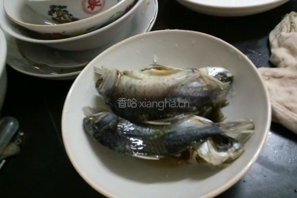 米饭蒸盐腌小鲫鱼的做法图解1