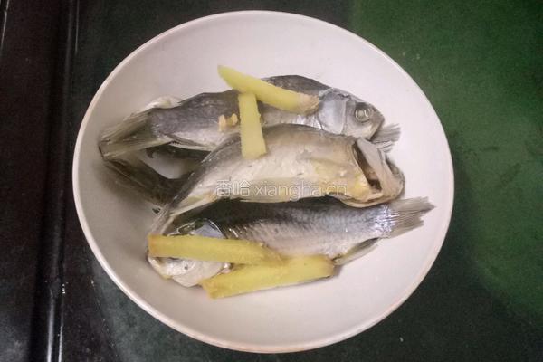 米饭蒸盐腌小鲫鱼的做法图解3