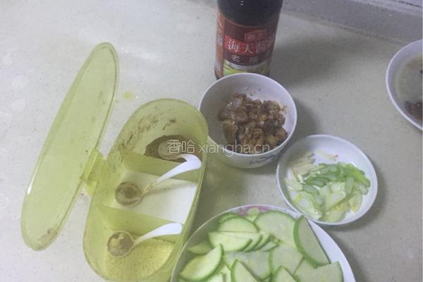西葫芦炒肉的做法图解1
