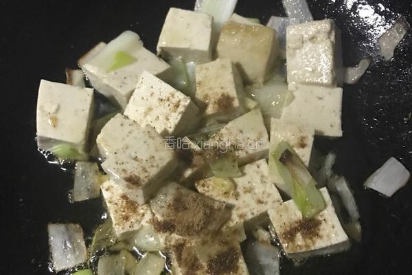 小白菜炖豆腐.俏黑豆的做法图解2