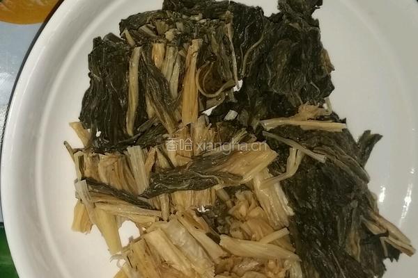 菜干排骨汤的做法图解2
