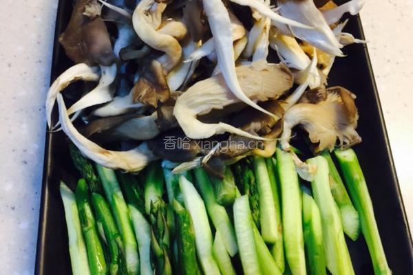芦笋炒平菇的做法图解1