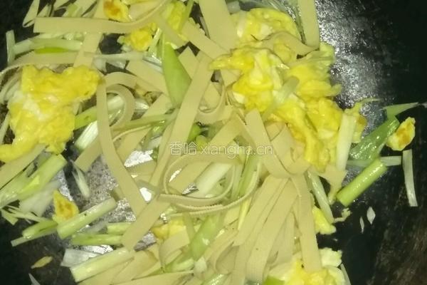 炒鸡蛋豆皮的做法图解3