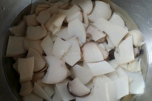 炒鸡腿菇的做法图解1