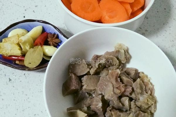胡萝卜烧牛肉的做法图解1