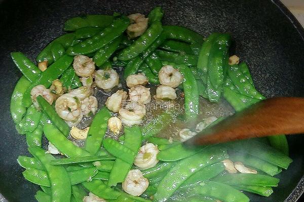 虾仁腰果荷兰豆的做法图解7