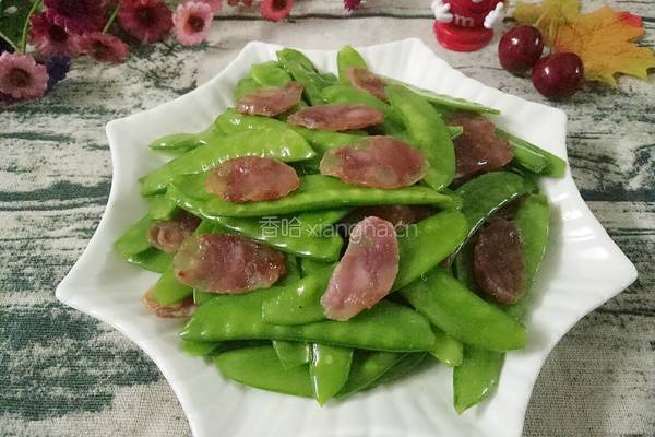 荷兰豆炒腊肠的做法图解1