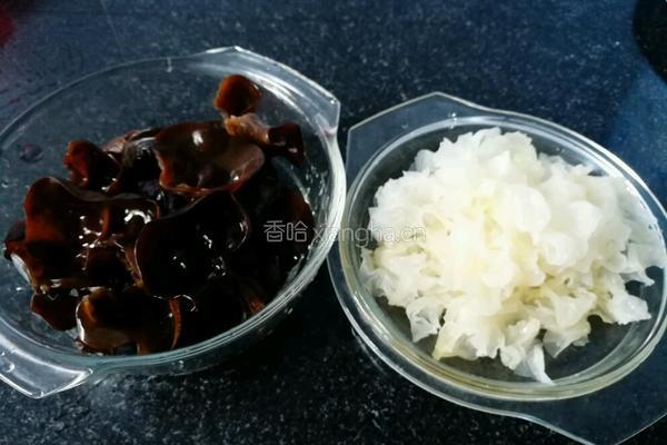 凉拌黑白双耳的做法图解1