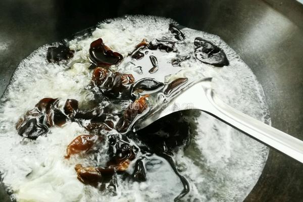 凉拌黑白双耳的做法图解2