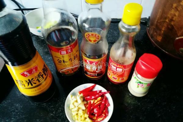 凉拌黑白双耳的做法图解3