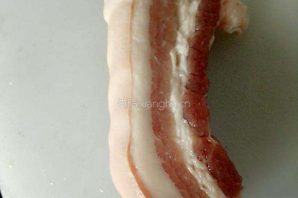 蒜苗回锅肉的做法图解1