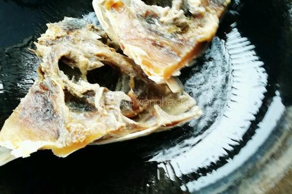 白萝卜炖腊鱼头的做法图解2