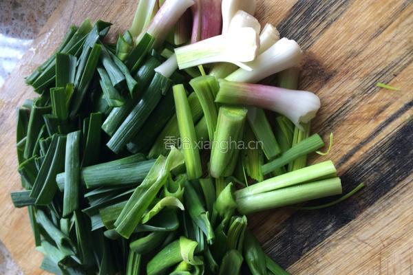 腌肉炒大蒜的做法图解2